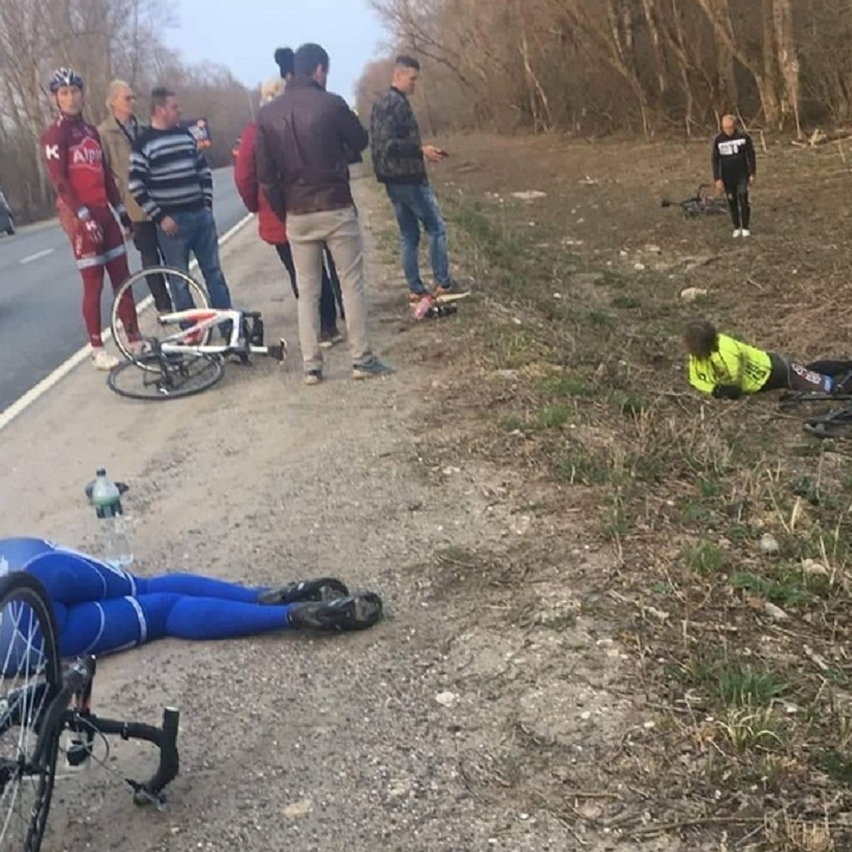 Группу возвращавшихся с тренировки велосипедистов сбила машина под Псковом  - KP.RU