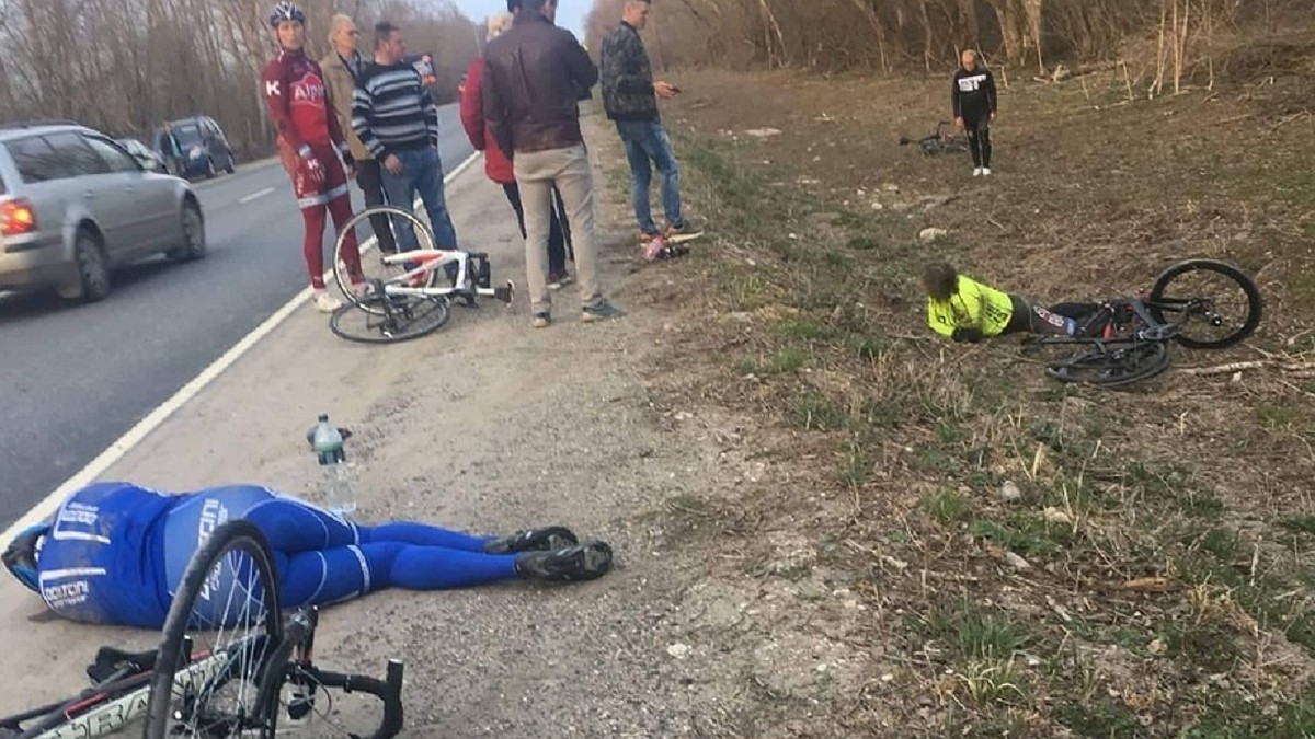 Группу возвращавшихся с тренировки велосипедистов сбила машина под Псковом  - KP.RU