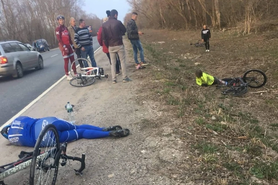В восьми километрах от Пскова легковой автомобиль въехал в колонну велосипедистов. Фото очевидцев происшествия.