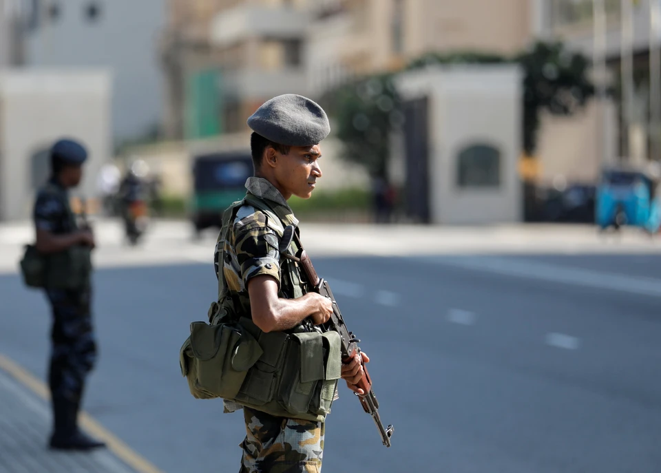 Армейский патруль на улицах столицы Шри-Ланки города Коломбо.