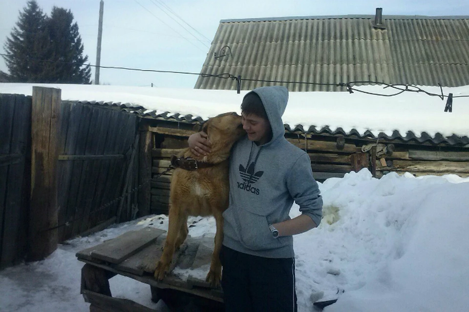 Вадим Поречин не побоялся ползти по растрескивающемуся льду, чтобы спасти тонувшего ребенка.