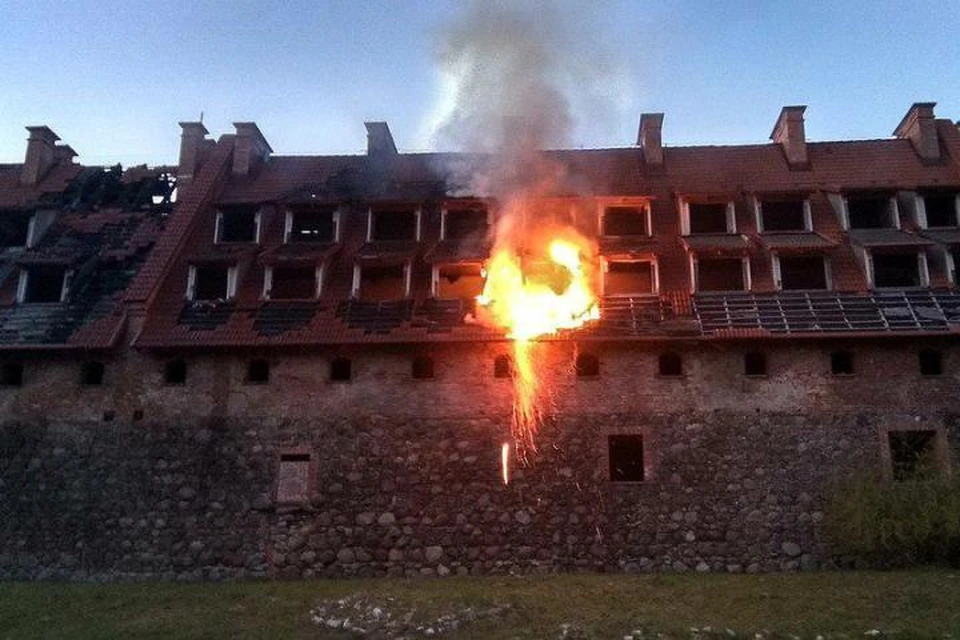 Форбург замка загорелся в субботу вечером. В результате уничтожено 70 квадратных метров кровли. Фото из группы "Багратионовск.инфо".