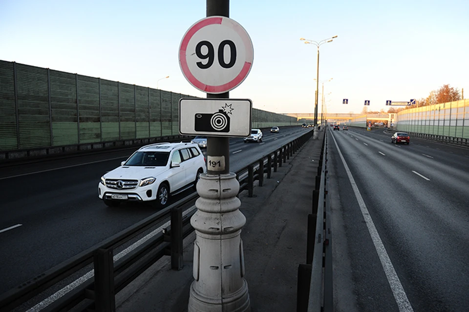 Сейчас почти на всех шоссе в России действует ограничение в 90 км/час