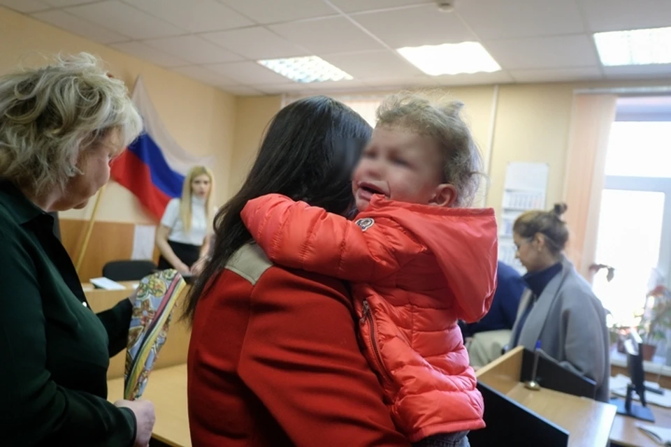 Казьмина приехала в суд с ребенком потому что у нее нет денег на няню.