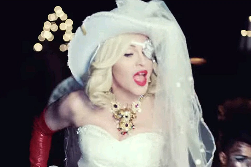 Кадр из нового клипа Мадонны, которая давно не радовала поклонников новыми хитами.