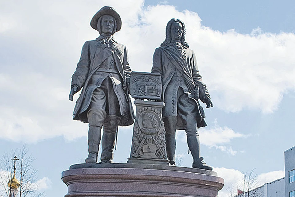В Екатеринбурге основателям города Василию Татищеву и Вильгельму де Геннину установили памятник.