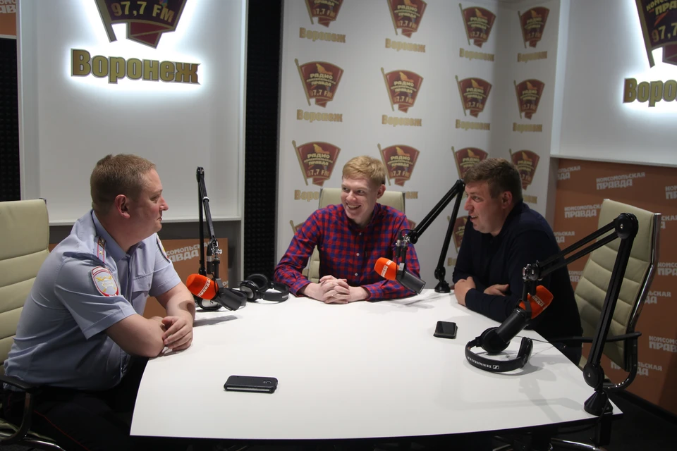 Гости - Владимир Чибисов (слева) и Алексей Филимонов (справа) в студии радио "КП".