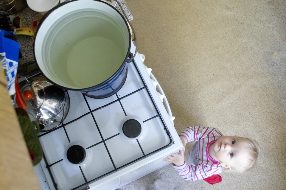 Еще одна забота для мам - держать от подальше от плиты с горячей водой детей.