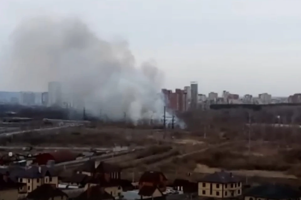 В поселке Кондратово огонь подобрался к жилому комплексу «Медовый».