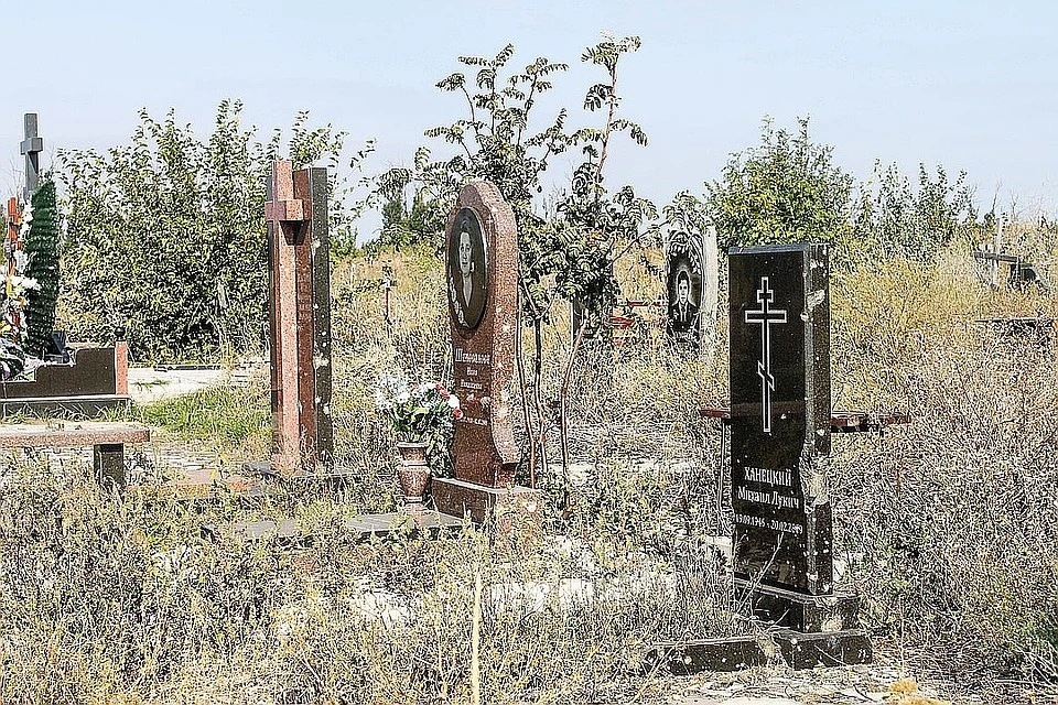 Кладбища Донецка таят опасные сюрпризы даже в тылу.