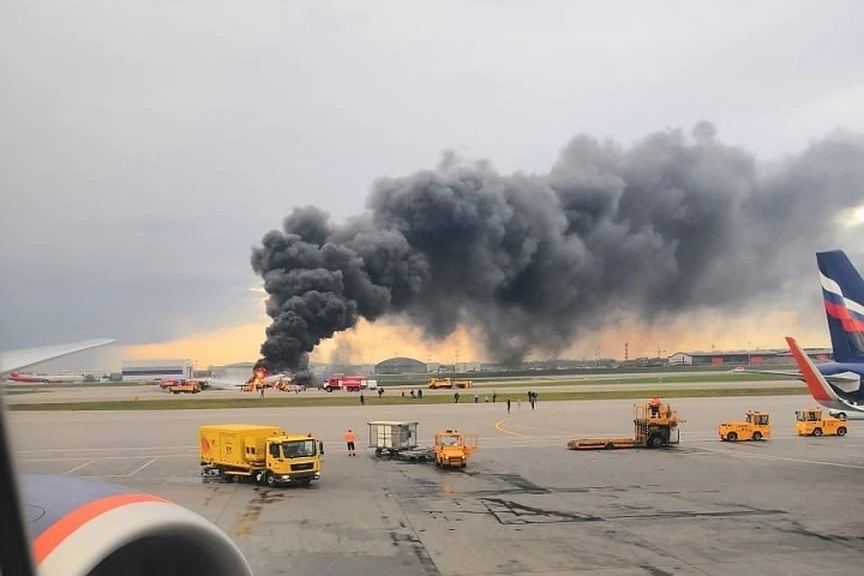 Из-за пожара в самолете Москва-Мурманск погибли 13 человек, в том числе двое детей. Фото: соцсети