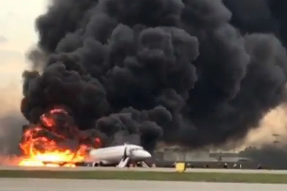 Самолет уже почти весь охвачен пламенем, люди спрыгивают по надувному трапу. Фото: скриншот видео