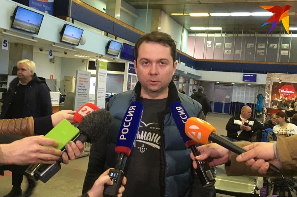 В аэропорт Мурманска для встречи с родственниками пассажиров самолета, совершившего аварийную посадку в аэропорту Шереметьево, прибыл врио губернатора Заполярья Андрей Чибис.