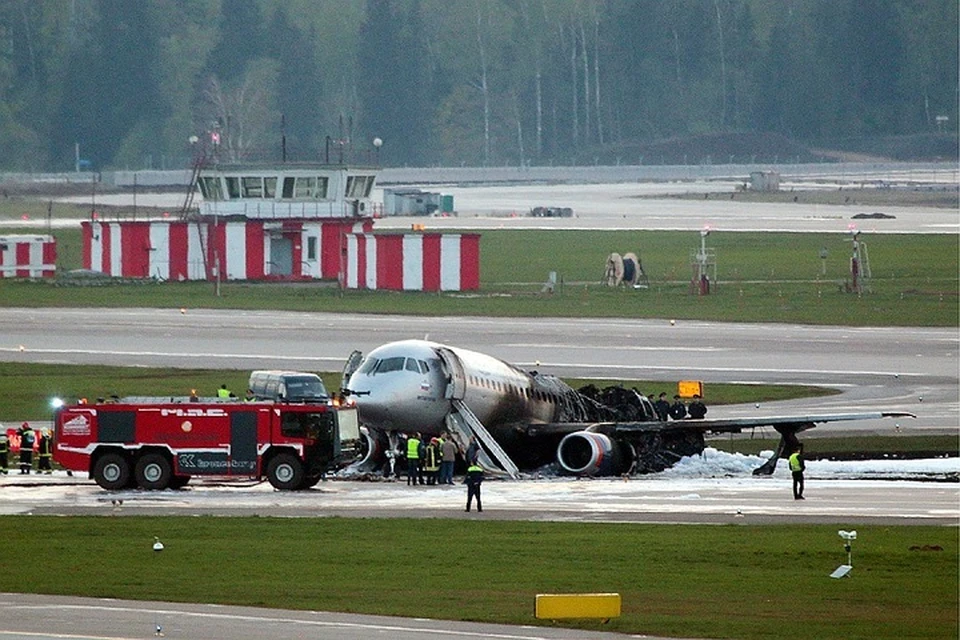 Эксперты сейчас рассматривают несколько версий пожара на самолете, летевшем из Москвы в Мурманск.