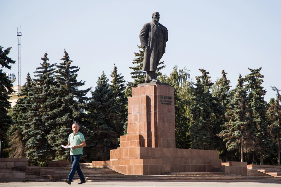Трибуны у памятника Ленину восстановят.
