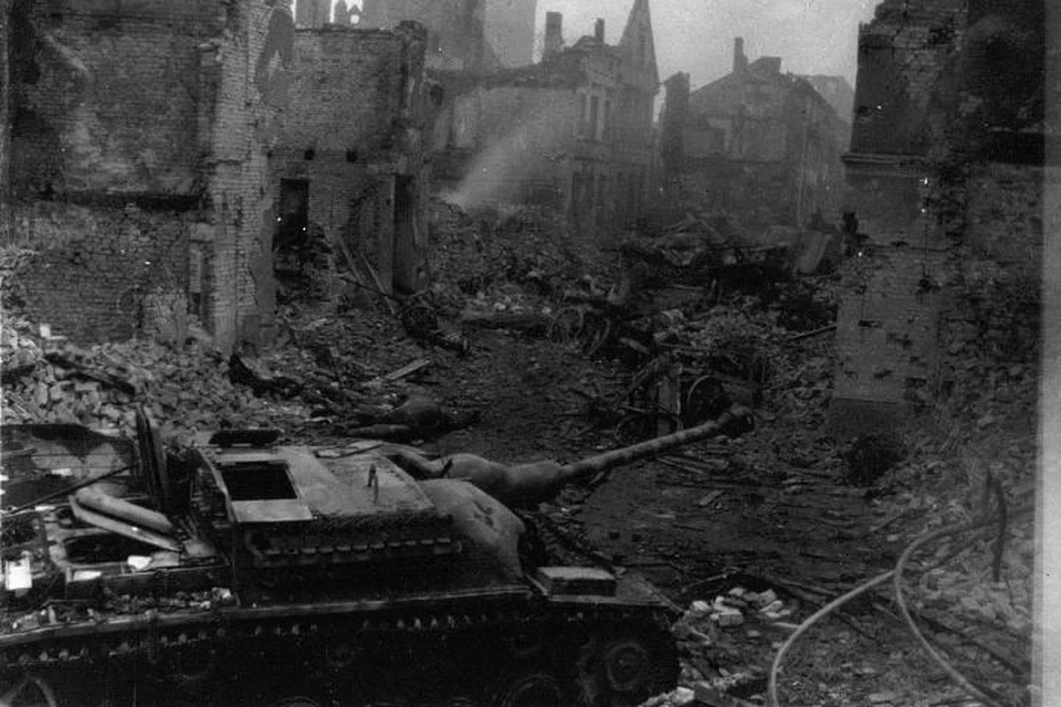 Немецкая САУ StuG III ранней серии, подбитая в городе Фишхаузен в Восточной Пруссии.