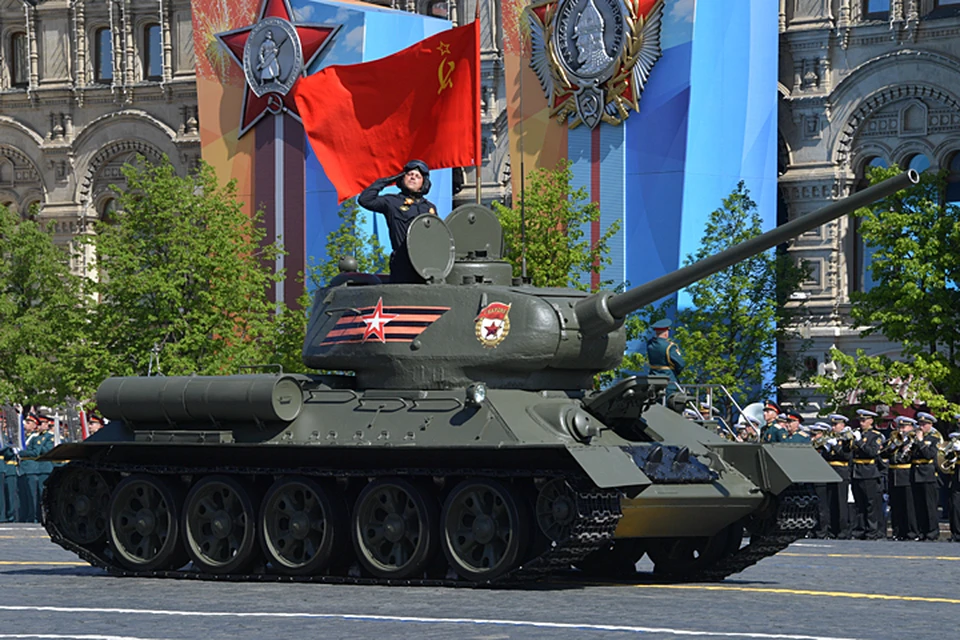 На Красной площади в Москве проходит парад в честь Дня Победы в Великой Отечественной войне