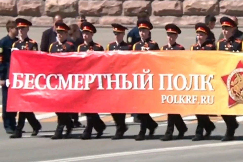 Тысячи человек прошагали по площади Советов, поддержав акцию "Бессмертный полк"