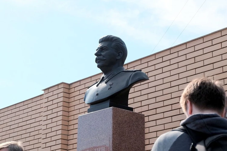 Вождь под наблюдением: в Новосибирске после долгих споров открыли бюст Сталина