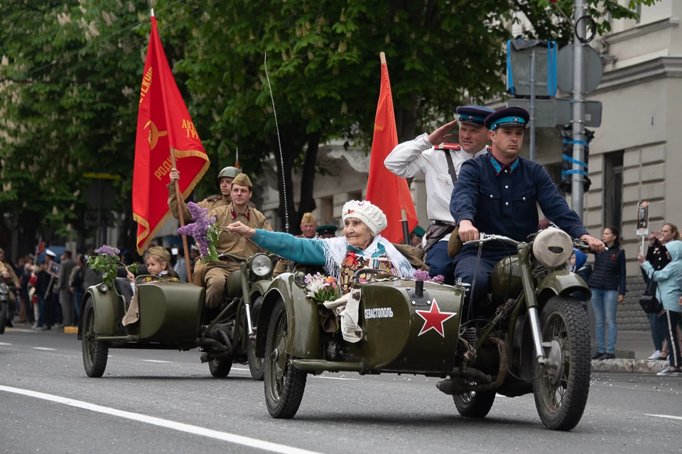 Каждый год в Севастополе в параде принимает участие советская техника