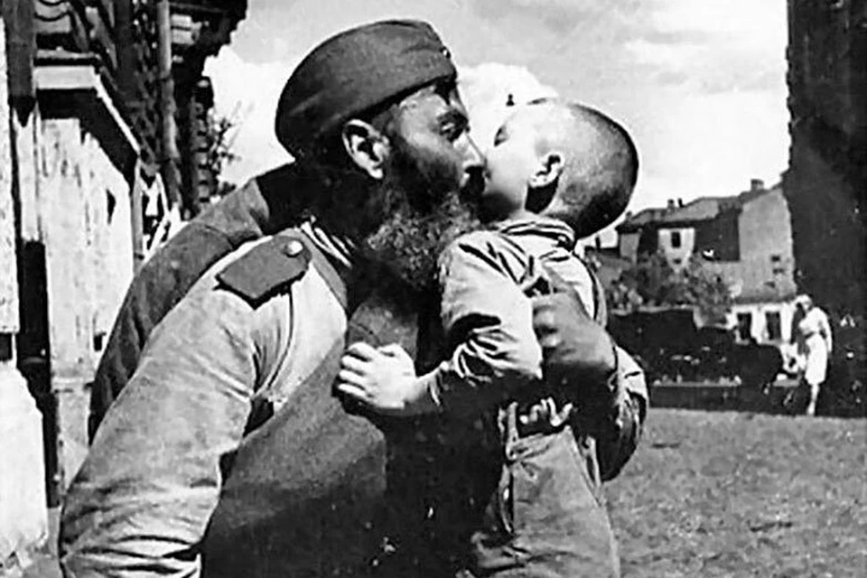 Знаменитая архивная фотография, на которой запечатлено, как сын встречает отца-фронтовика в 1945 году.