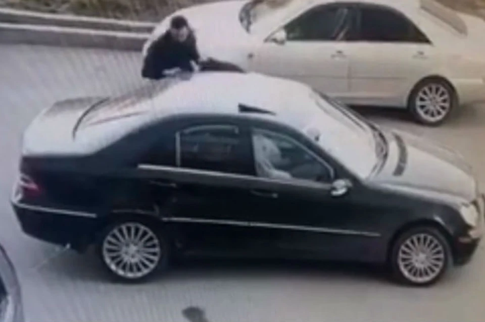 Виновник ДТП бросает машину и убегает. Фото: ГУ МВД России по Иркутской области.