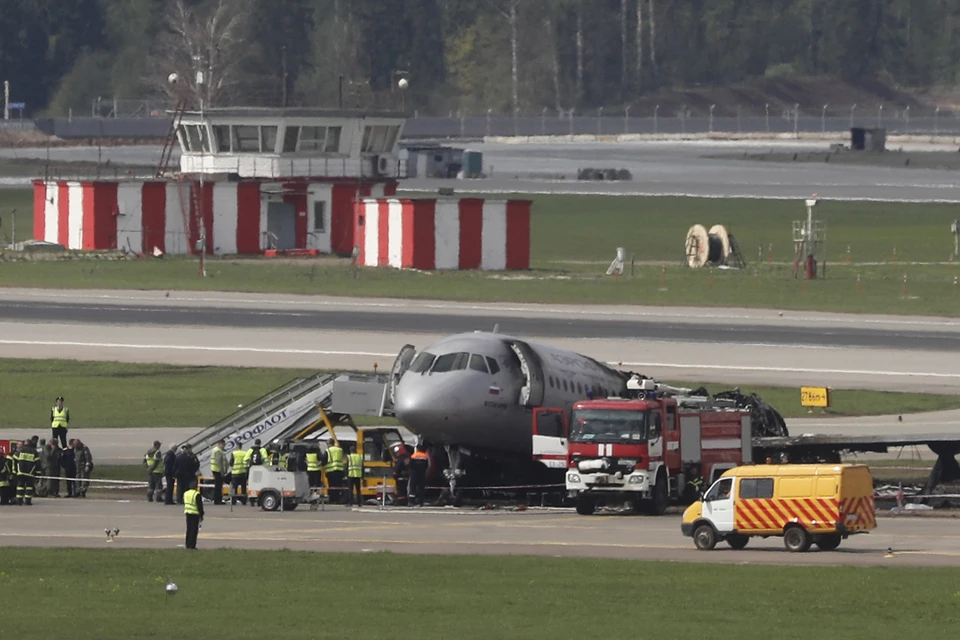 Следователи установили, какие события привели к возгоранию самолета Sukhoi Superjet 100 (SSJ 100) при посадке в Шереметьево и гибели 41 человека. Фото: MAXIM SHIPENKOV/EPA/ТАСС