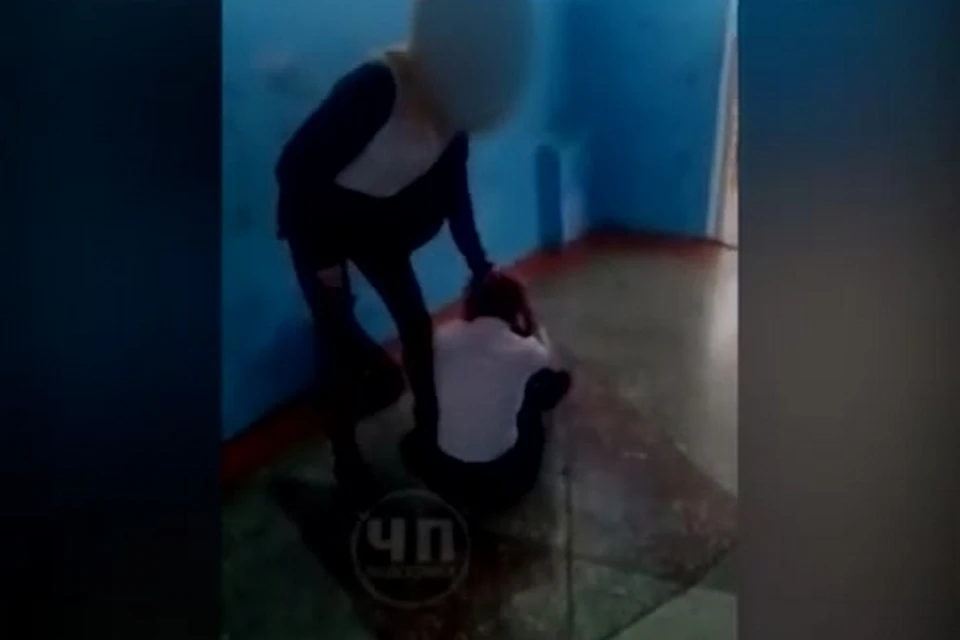 В Лесосибирске 15-летняя девочка избила пятиклассницу прямо в коридоре школы. Стоп-кадр видео