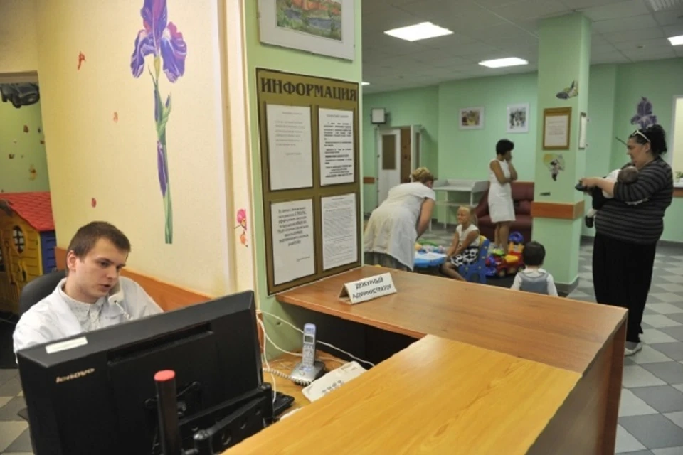В Москве двухлетнюю девочку мама намеренно забыла в детской поликлинике