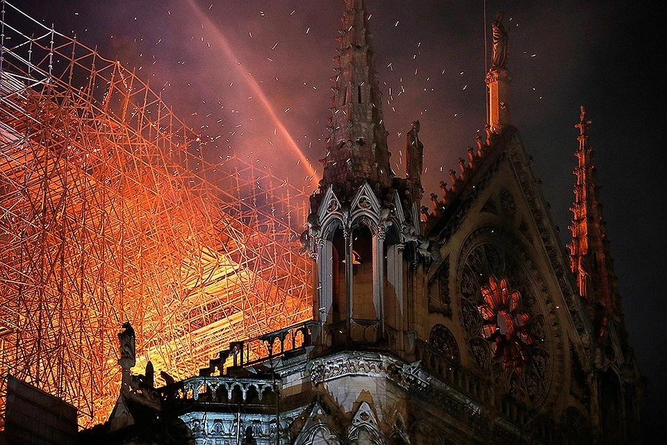 Вечером 15 апреля вспыхнул находящийся на реставрации Собор Парижской Богоматери