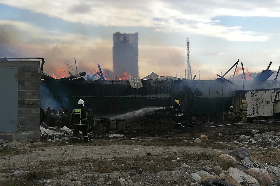 Спасти склады пожарным не удалось, но огонь локализовали. Фото: МЧС по Мурманской области