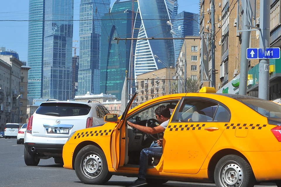 Автомобиль такси на улицах столицы.