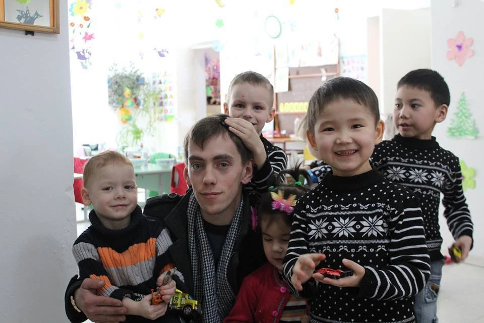 Игорь Беляев создал фонд, чтобы помогать детям-сиротам, поскольку и сам воспитывался в детском доме