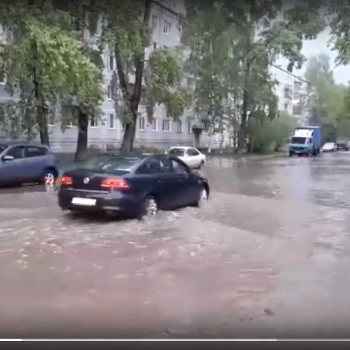 После грозы в центре Сыктывкара машины глохнут в огромной луже - KP.RU