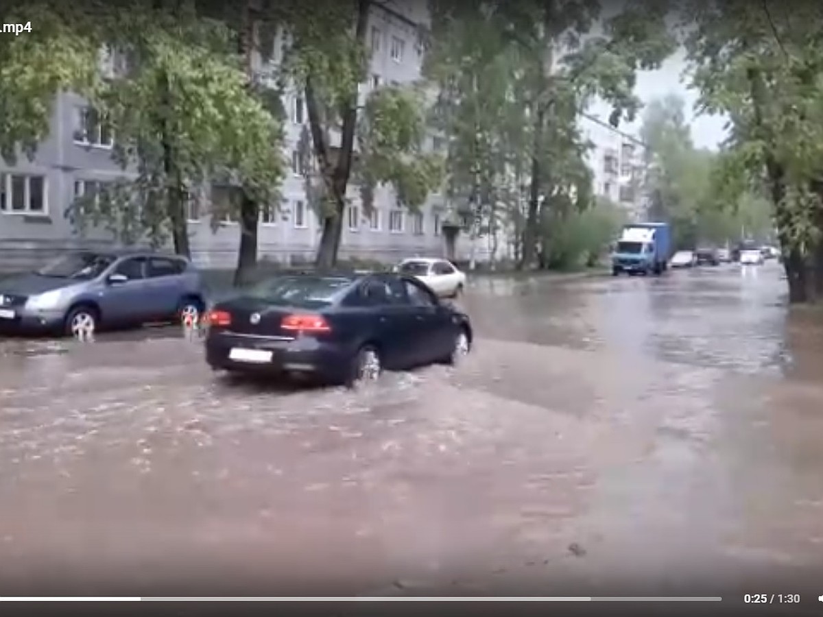 После грозы в центре Сыктывкара машины глохнут в огромной луже - KP.RU