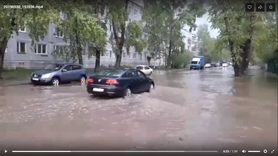 Огромная лужа разлилась вблизи дома №2 по улице Юхнина