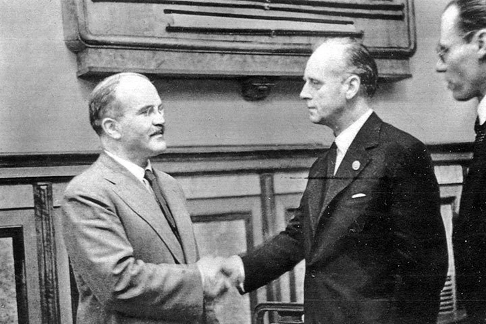Молотов и Риббентроп подписали договор о ненападении СССР и Германии 23 августа 1939 года