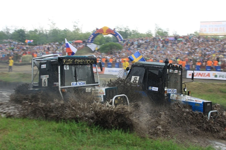 Трактора бизон трек шоу. Трактор лимузин бизон трек шоу. Трактора бизон трек шоу. Трактора бизон трек шоу. Гонки на тракторах бизон 2022.