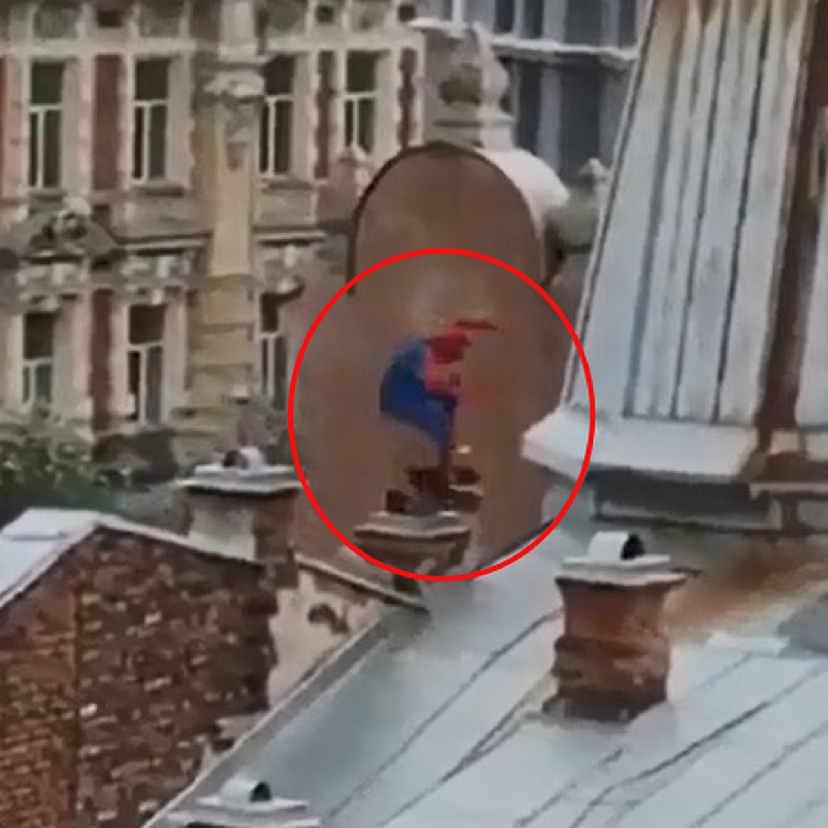 Вода бежит с крыши. Человек бегает по крышам. Супергерой на крыше здания. Супергерои на крыше. Паук на крыше дома.
