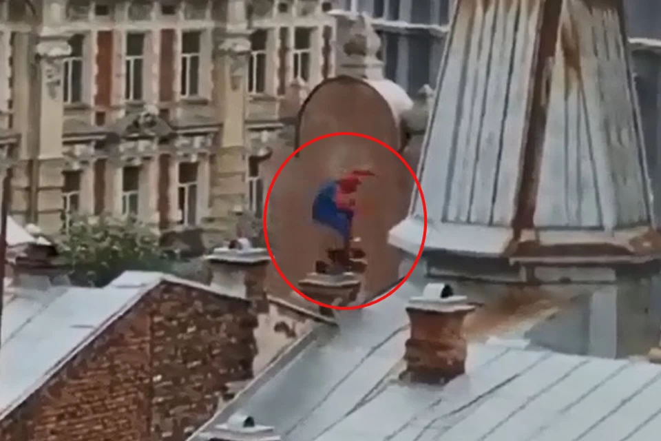 Супергерой в городе: Человек-паук бегает по крышам в Иркутске. Фото: группа "Инцидент Иркутск"