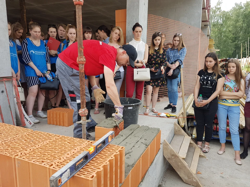 Специалисты австрийской компании Wienerberger, которые являются партнерами VELLCOM group, прямо на месте строительства показали студентам, как укладываются блоки крупноформатной керамики.