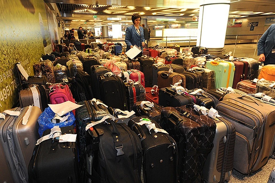 Пассажиры ждут свой багаж в "Шереметьево" по нескольку часов.