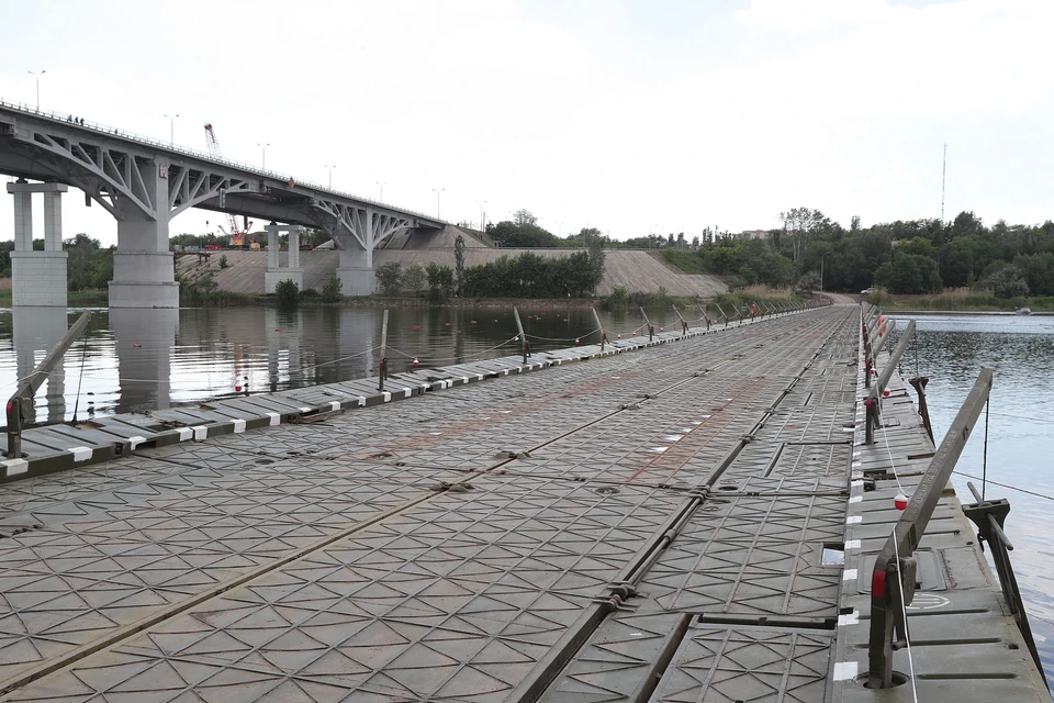 Для легкового транспорта через реку навели понтонную переправу. Фото: Павел Сапрыкин/пресс-служба губернатора РО.