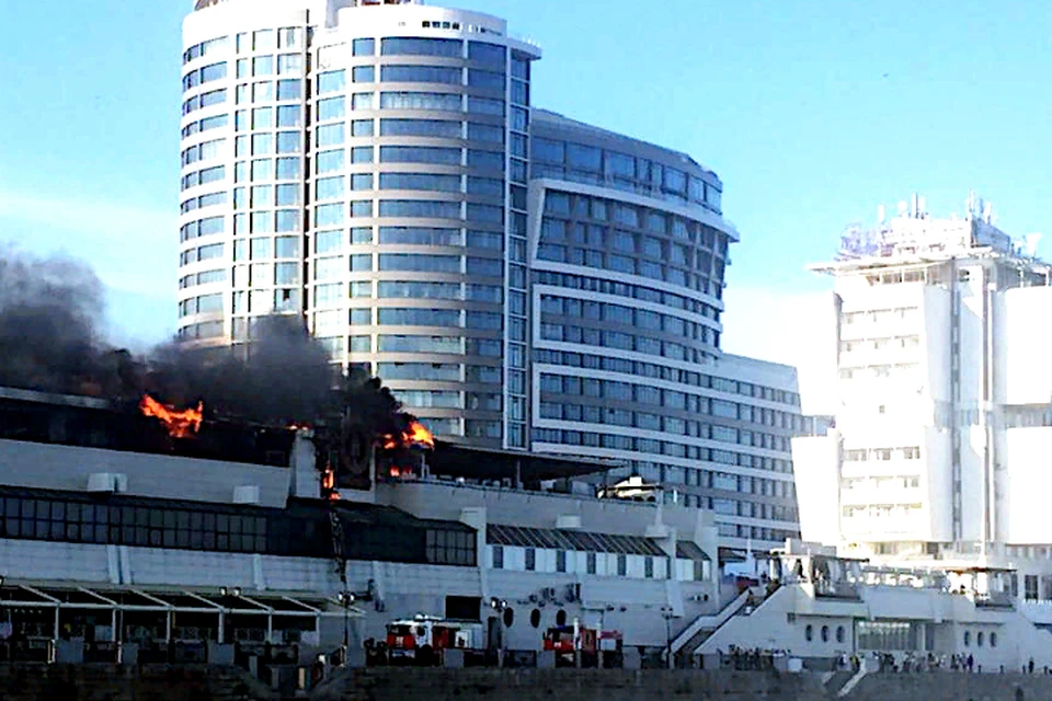 Пламя успело пройти несколько сотен квадратных метров площади здания. Фото: ВК, паблик "Ростов Главный".
