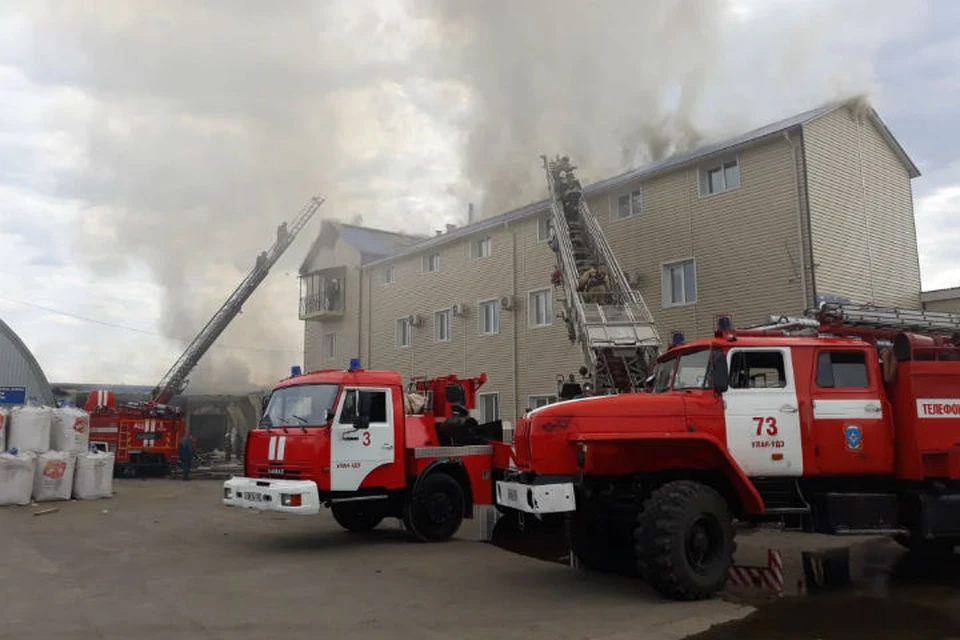 Пожар на строительном рынке тушат в Улан-Удэ. Фото: пресс-служба ГУ МЧС по Республике Бурятия.