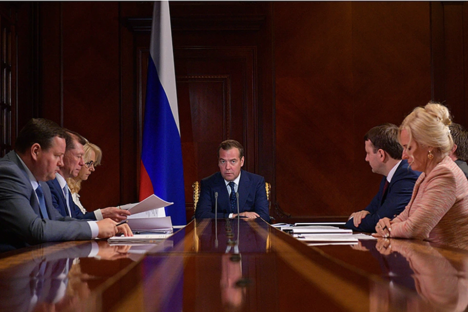 Как рассказал Медведев, по итогам обсуждения на совещании он представит предложение о повышении пособия президенту. Фото: Александр Астафьев/ТАСС
