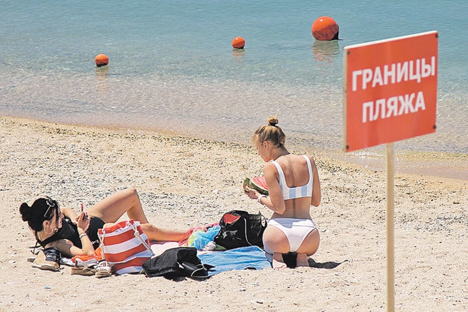 - Маша, ты уверена, что съесть пол-арбуза на пляже - это хорошая идея?