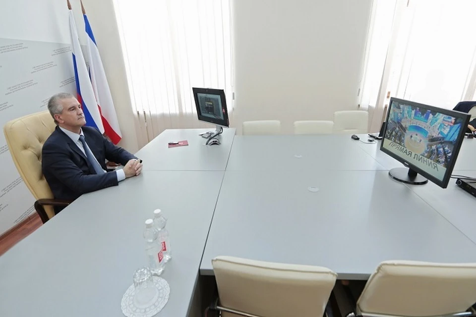 Глава Крыма внимательно смотрел "Прямую линию". Фото: официальная страница Вконтакте Сергея Аксенова