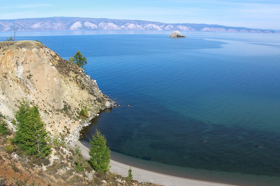 Вид на озеро Байкал с острова Ольхон.