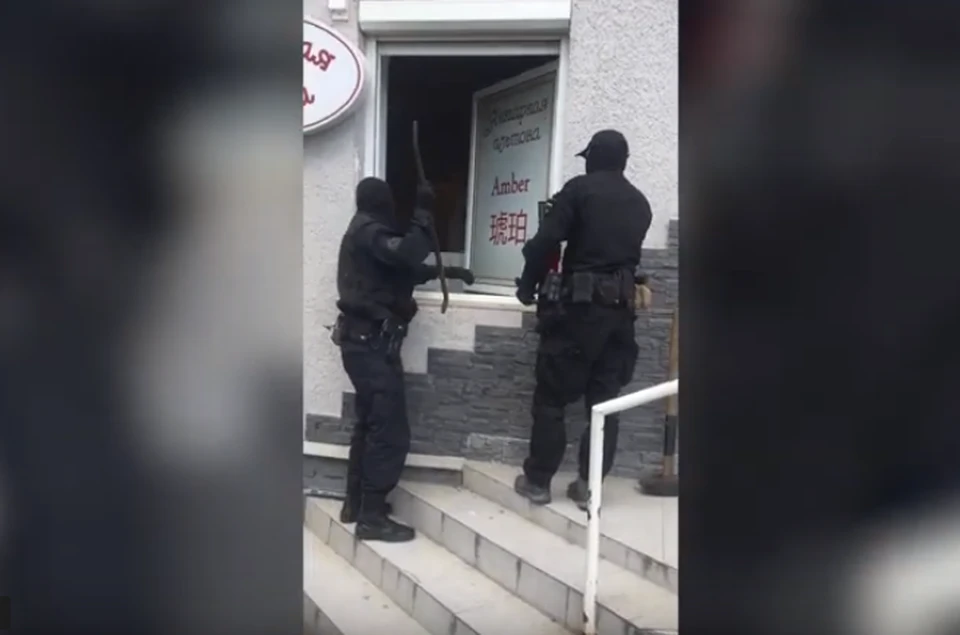 Правоохранители при поддержке СОБРа ворвались в магазин, «провели обыск» и ограбили покупателей